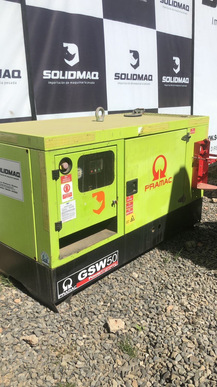 Vista frontal de generador eléctrico portátil, en taller técnico