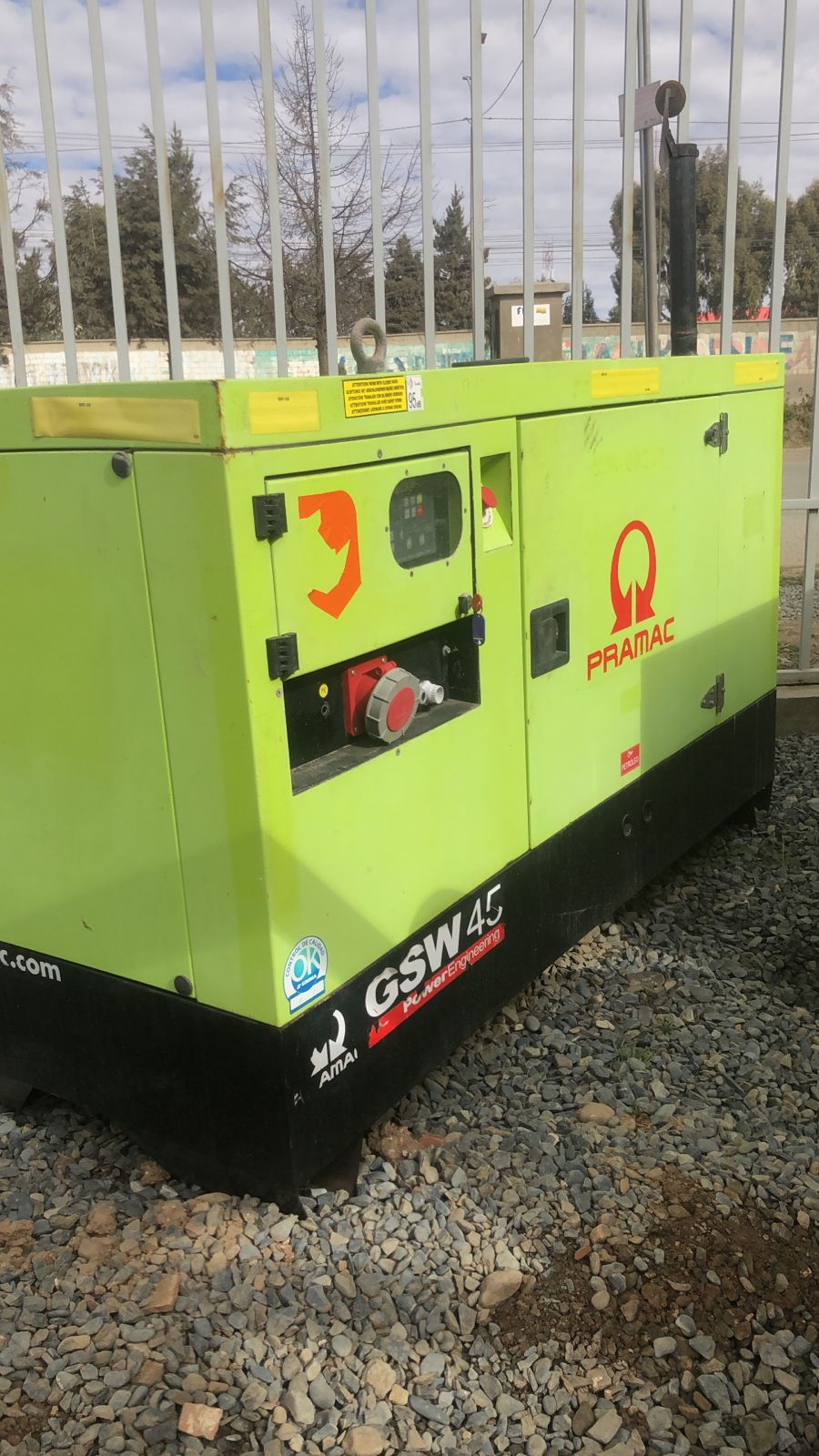 Vista frontal de generador eléctrico portátil, en taller técnico