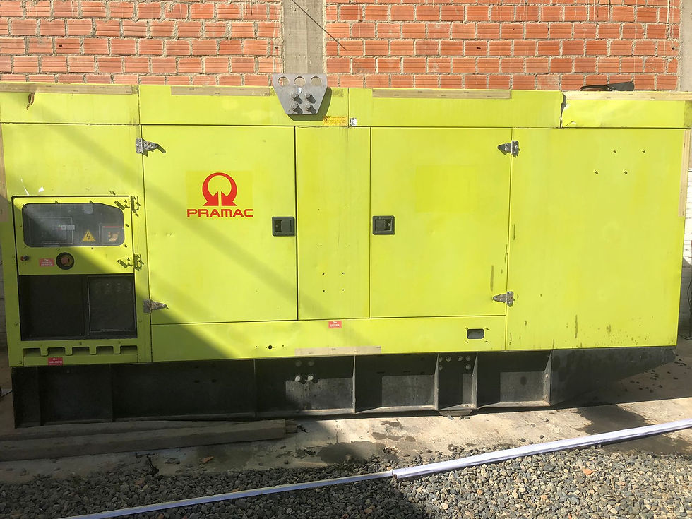 Vista frontal de generador eléctrico portátil, en taller técnico