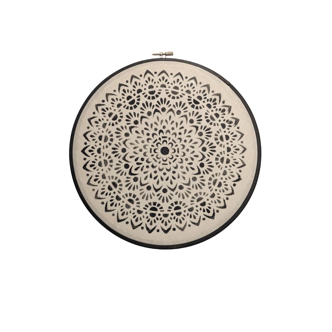 מנדלה גדולה בשחור