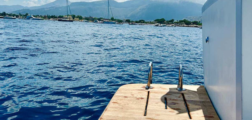 Boat Tour Mondello, easy swimladder and platform