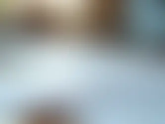 Mesa com diversos documentos organizados para habilitação em licitação, incluindo certidões e arquivos eletrônicos, ao lado de um laptop ligado 