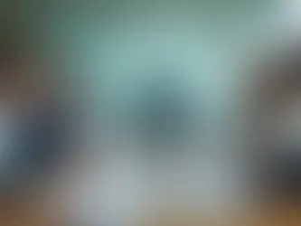 Empresários analisando edital de licitação em reunião com ícones de governo e segurança jurídica ao fundo 