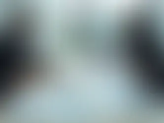 Empresários e advogada analisando edital de licitação em mesa de reunião 