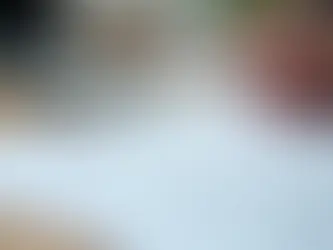 Documentos de contrato público sobre mesa com caneta e mão assinando
