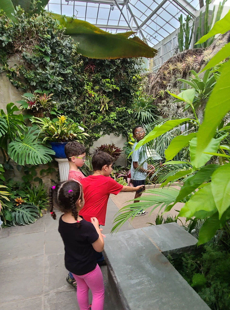 Aventurando en Gaston County Exploring Nature Together at Daniel Stowe Conservancy