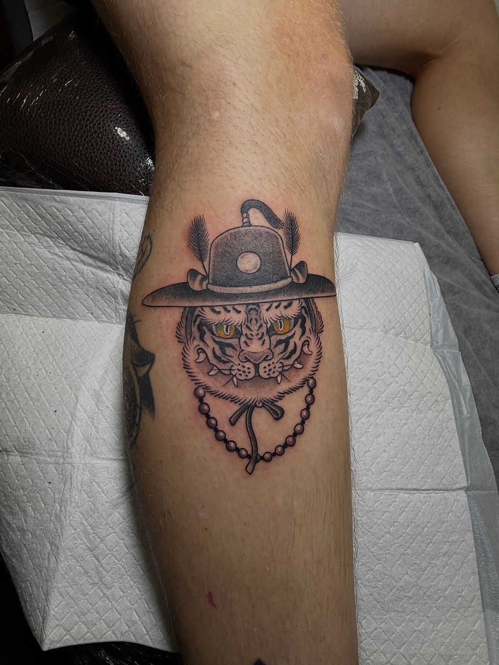 A grinning tiger in a Korean hat!