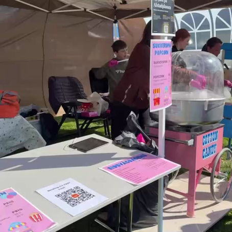 Servering av popcorn og sukkerspinn under fotballcup