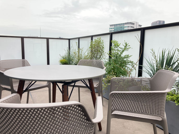 マンションバルコニー　アウトドアファニチャーと植栽提案。家族とのコミュニケーションの場としても有効的に　