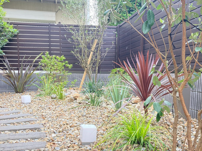 戸建て　ガーデンデザイン　植栽　自然石
