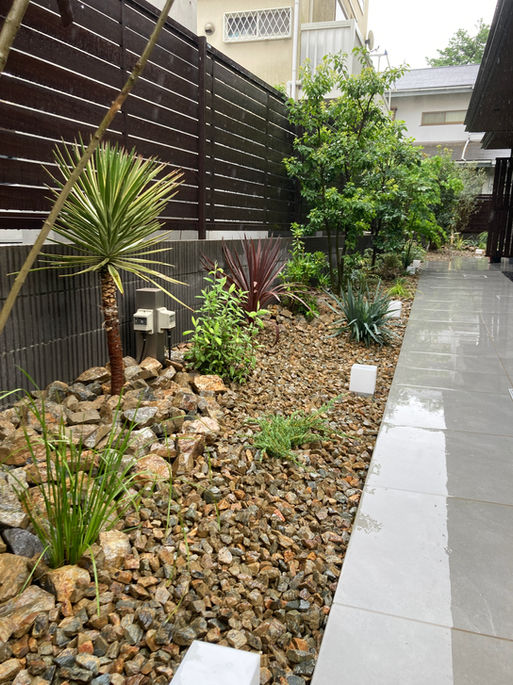 戸建て　ガーデンデザイン　植栽　自然石