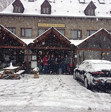Restaurante con nieve vistas desde las habitaciones nevando