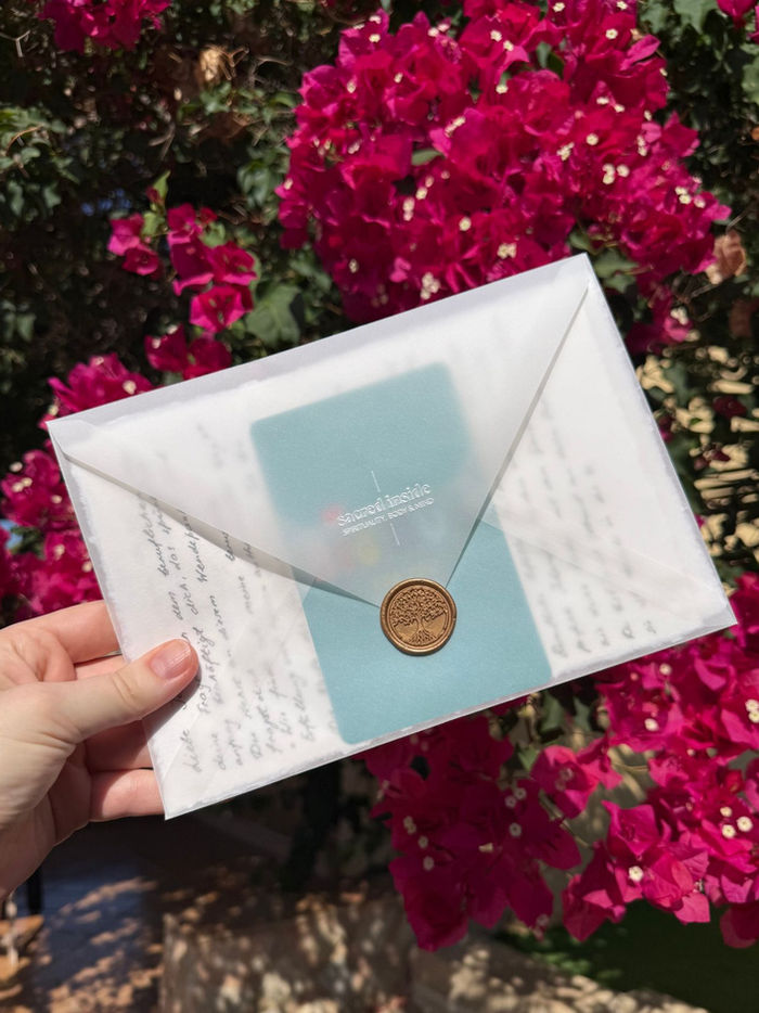 Soul Letter vor dem Blumenhintergrund