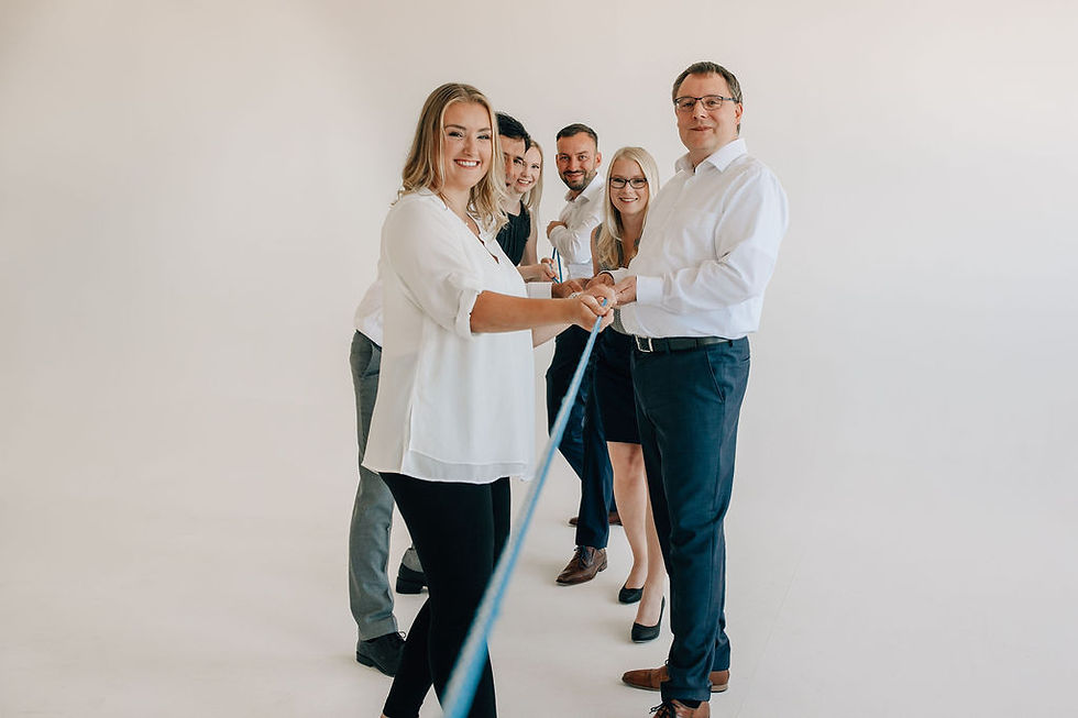 Das Team der Solufi zieht an einem Strang. In diesem Fall an einem blauen Seil. Zu sehen sind: Lisa Dellermann, Sven Dellermann, Stefanie Baumgärtner, Madlen Keller und Arthur Krier.