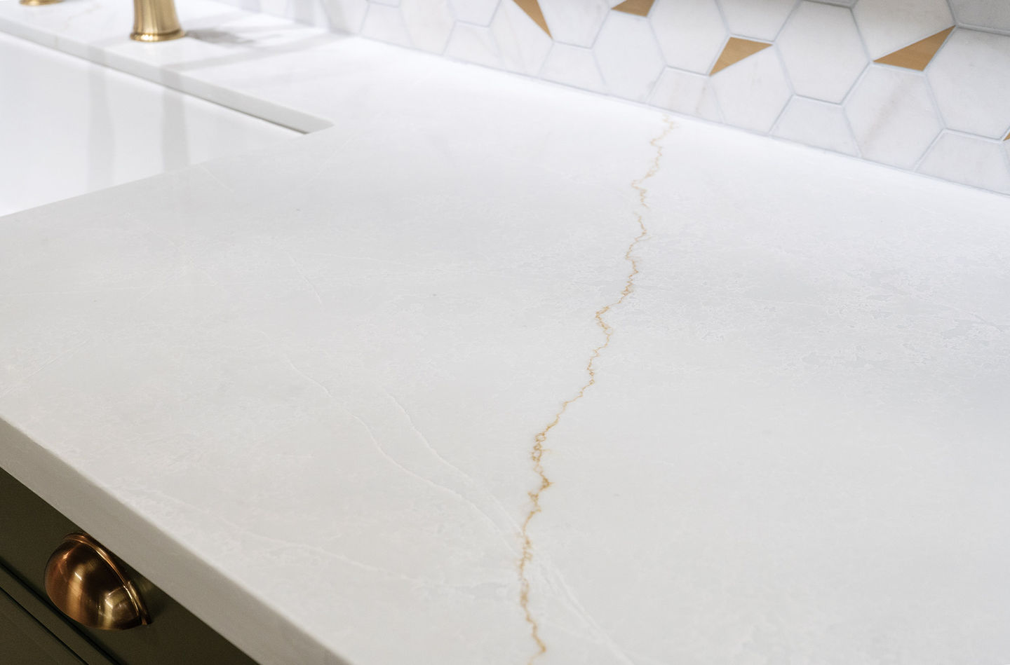 Kitchen Countertop, Quartz, Barvo Macaubas QBRM, White Surface with Gold Veining