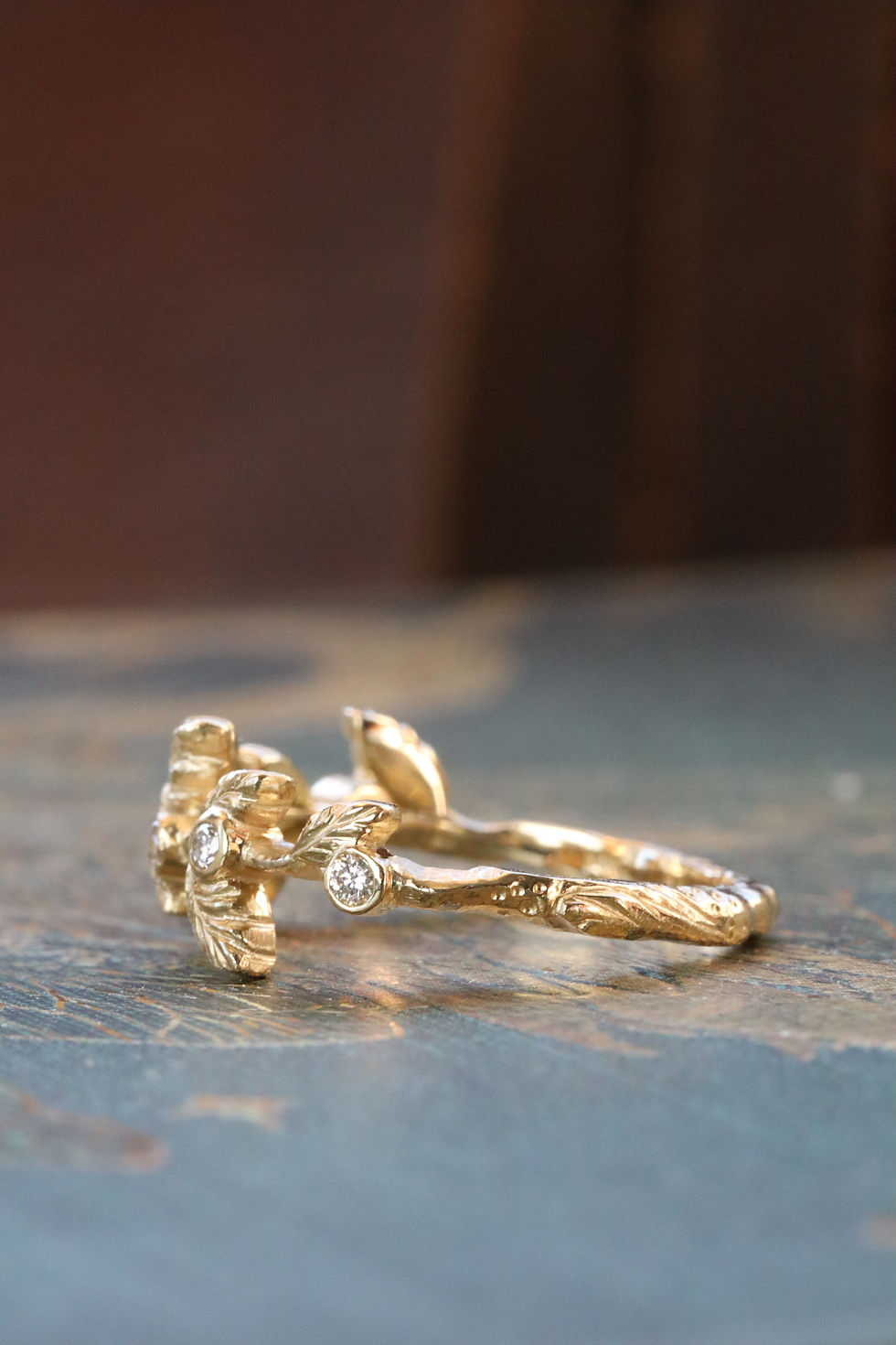 14k yellow gold Hand carved and sculpted leaf motif will-o'-the-wisp diamond band.