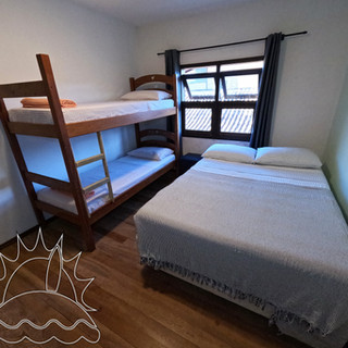 Habitación con cama matrimonial y litera doble.