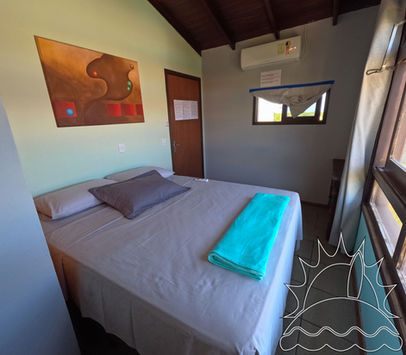 Quarto com uma cama de casal grande.