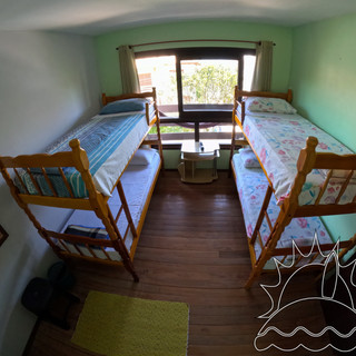 2 literas dobles en la habitación.