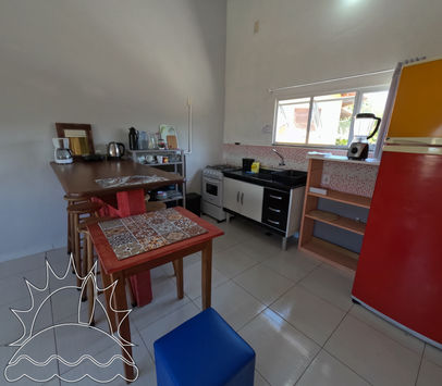 Cozinha com pia e eletrodomésticos.