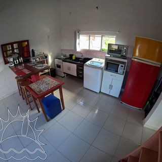 Cozinha com eletrodomésticos.
