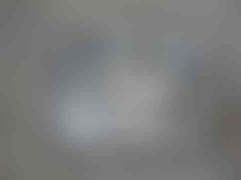 Fragments d'imprévus sur le sol d'un ascenseur