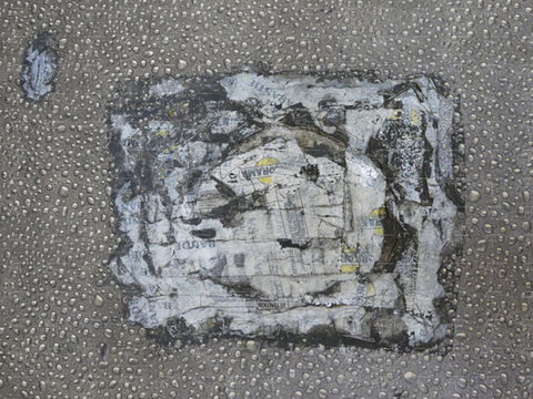 Fragments d'imprévus sur le sol d'un ascenseur