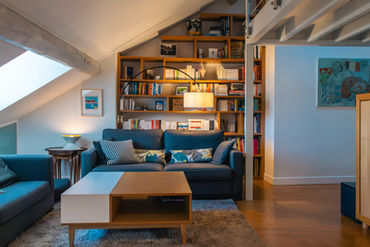Salon moderne avec bibliothèque — photographie immobilière Lyon