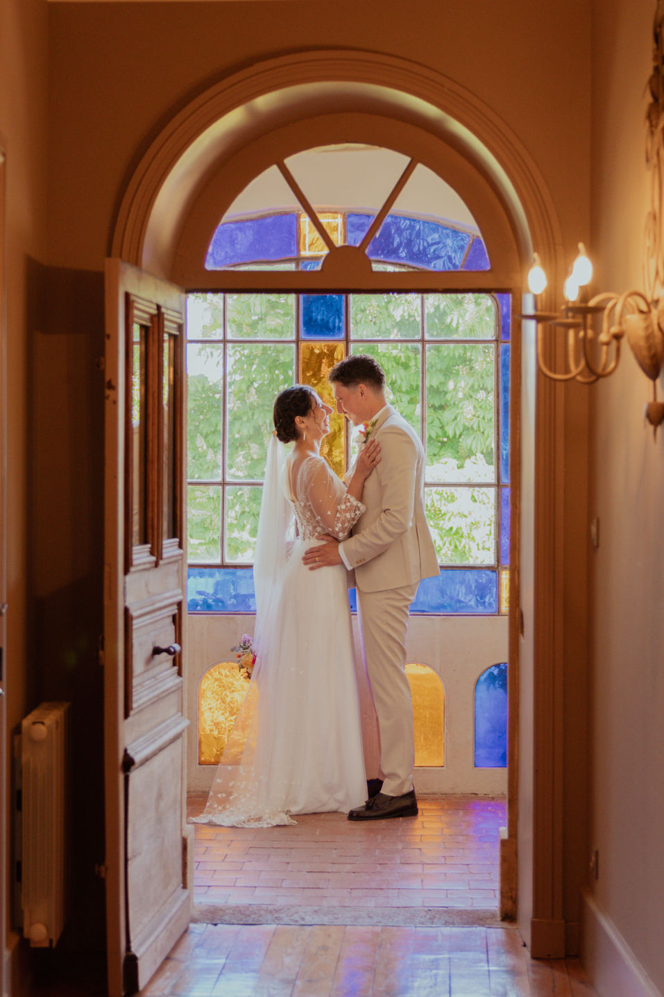 Séance photo couple dans une petite chapelle - photographe de mariage à Lyon