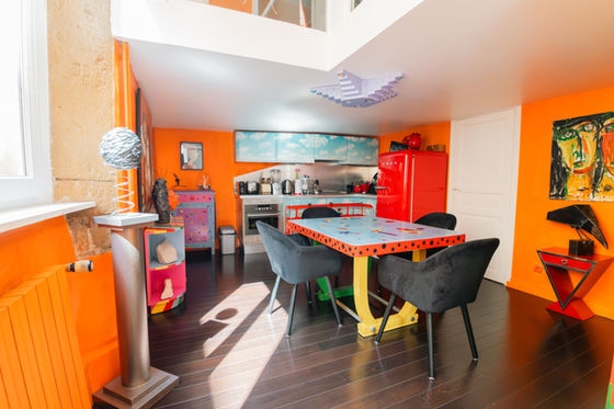 Cuisine ouverte colorée avec espace repas — reportage immobilier Lyon par Mathilde Vaussenat