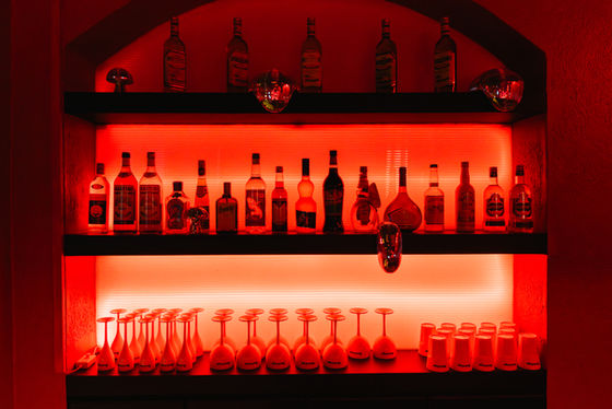 Bar avec éclairage ambiance rouge — photo immobilier événementiel Lyon