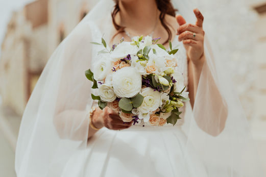 Détail robe et bouquet de la mariée à Grenoble