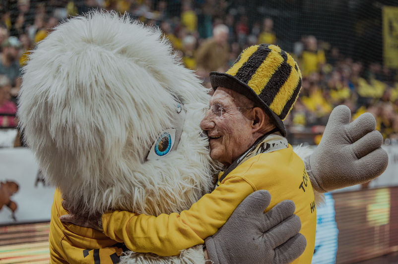 Mascotte avec supporter — photo ambiance match sport Lyon