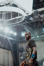 Joueur de handball sous les projecteurs — photographe sport Lyon