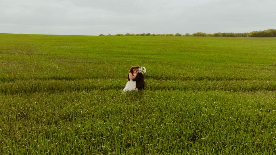 Mariés dans la nature — reportage photo mariage en Normandie
