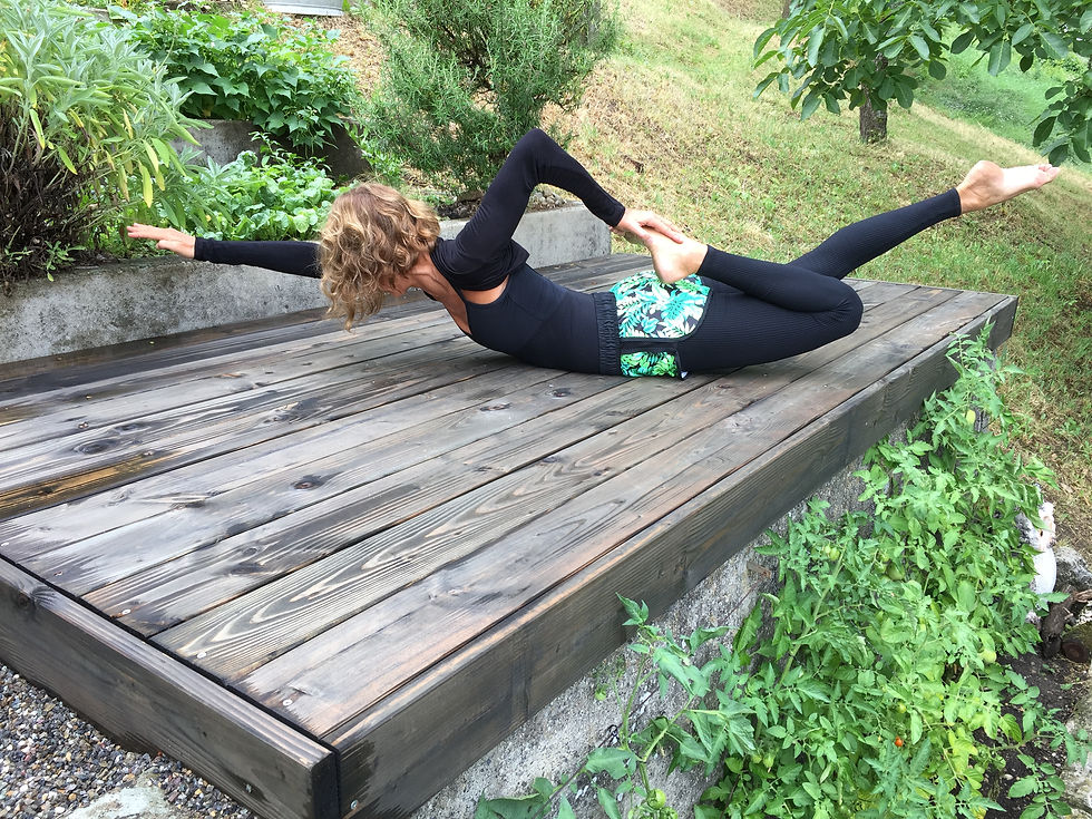 Yoga auf Holzplatform