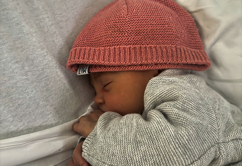 alt="Ostéopathe bébé Aubagne – séance pour nourrisson avec Damien Titone, ostéopathe à Aubagne 13400"