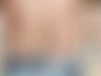Homme torse nu tenant son bas du dos des deux mains, signe de douleur lombaire ou de cruralgie, en extérieur.