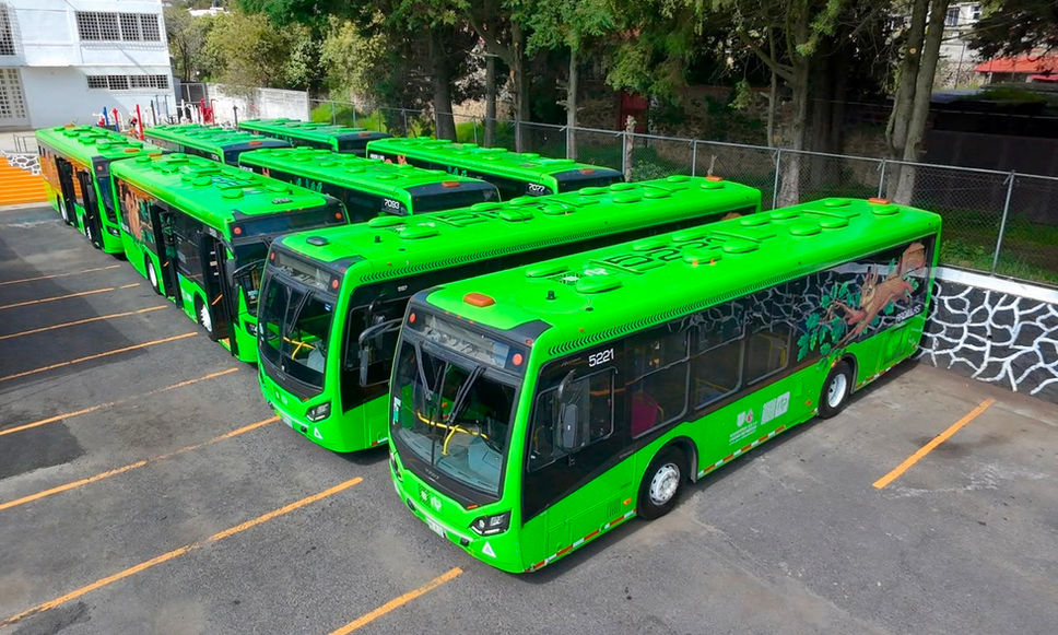 Clara Brugada cumple compromiso con San Bartolomé Xicomulco y entrega 10 nuevos autobuses de RTP