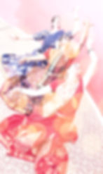 Vue de face d’une danseuse exécutant un mouvement classique indien