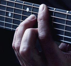 Le mani sulla chitarra Strings