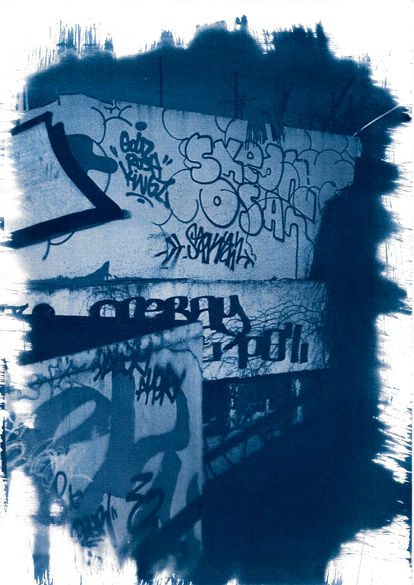 Cyanotype d'un mur tagué