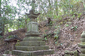 小山田_重見家の宝印塔.jpg