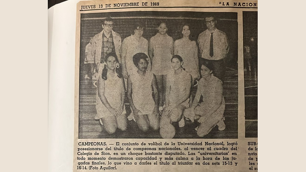 Nada más y nada menos que las primeras campeonas nacionales de la historia. De izquierda a derecha. Arriba: Juan May (asistente técnico), María Navas, Roxana Valverde, Vicky Echeverría, Bernabé Sequeira (entrenador). Abajo: Vera Díez, Cecilia Torres, Marianela Moreno (la mejor ese año) y Rose Marie Rodríguez.