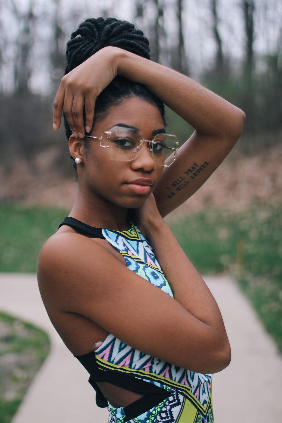 Thumbnail: oversized rimless clear shades