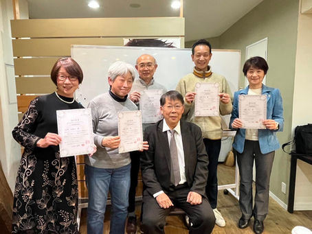 心のスポンジづくりプログラム初級指導者認定証をもち原田塾長とともに写真撮影