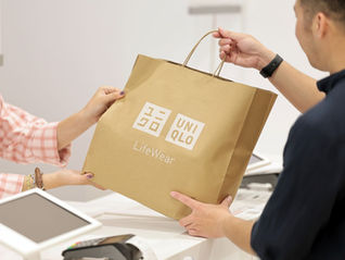 UNIQLO Việt Nam thu phí túi giấy nhằm khuyến khích khách hàng dùng túi sử dụng nhiều lần