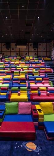 Hệ thống phòng chiếu được thiết kế theo chủ đề riêng biệt, đáp ứng nhu cầu của từng nhóm đối tượng khán giả