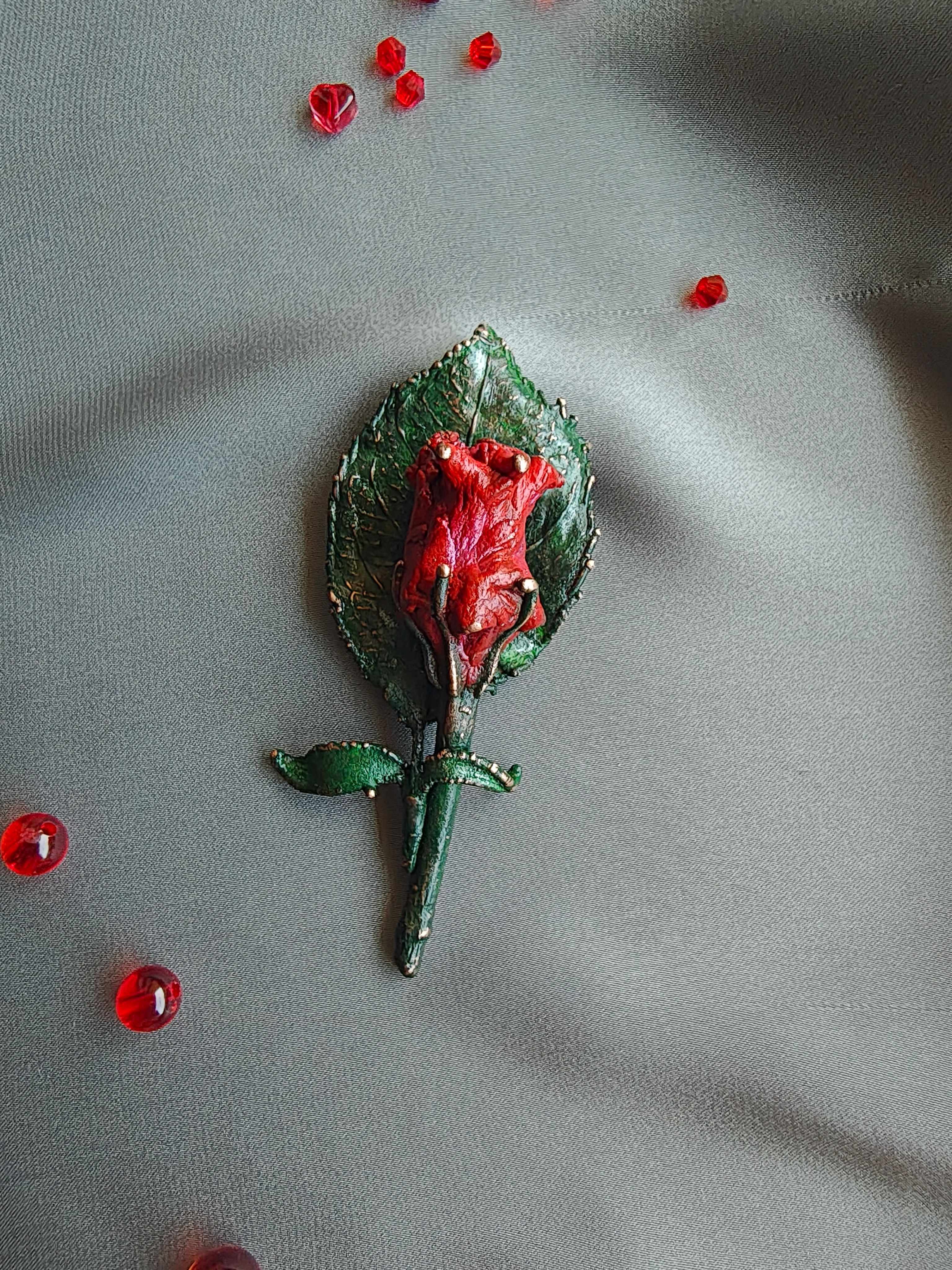 Broša "Sarkanā roze"