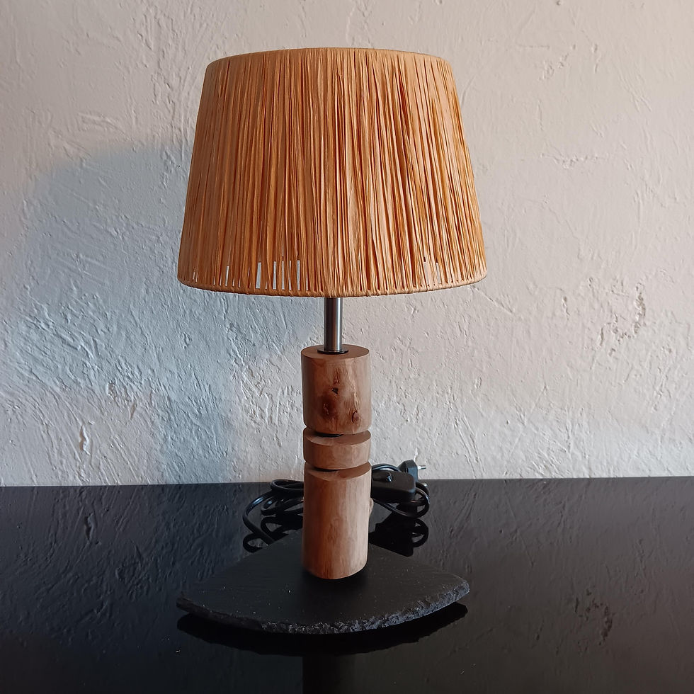 Lampe de table en bois avec abat-jour en paille, sur fond noir. Wood.